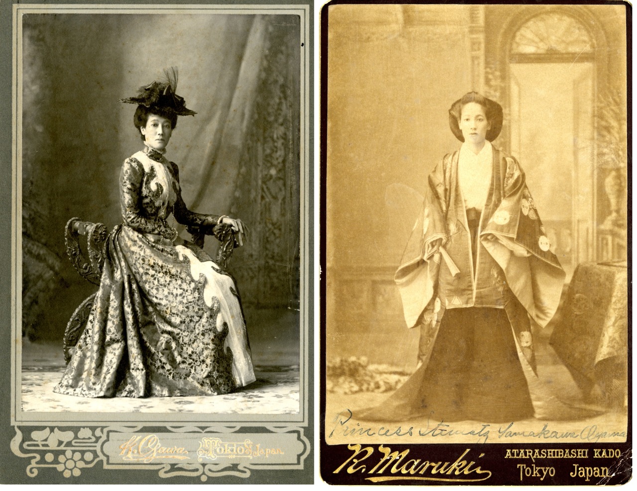 身穿洋服與十二單衣的捨松，左邊是她在外交場合時的穿著，右邊則是她年輕時晉見皇后的服裝